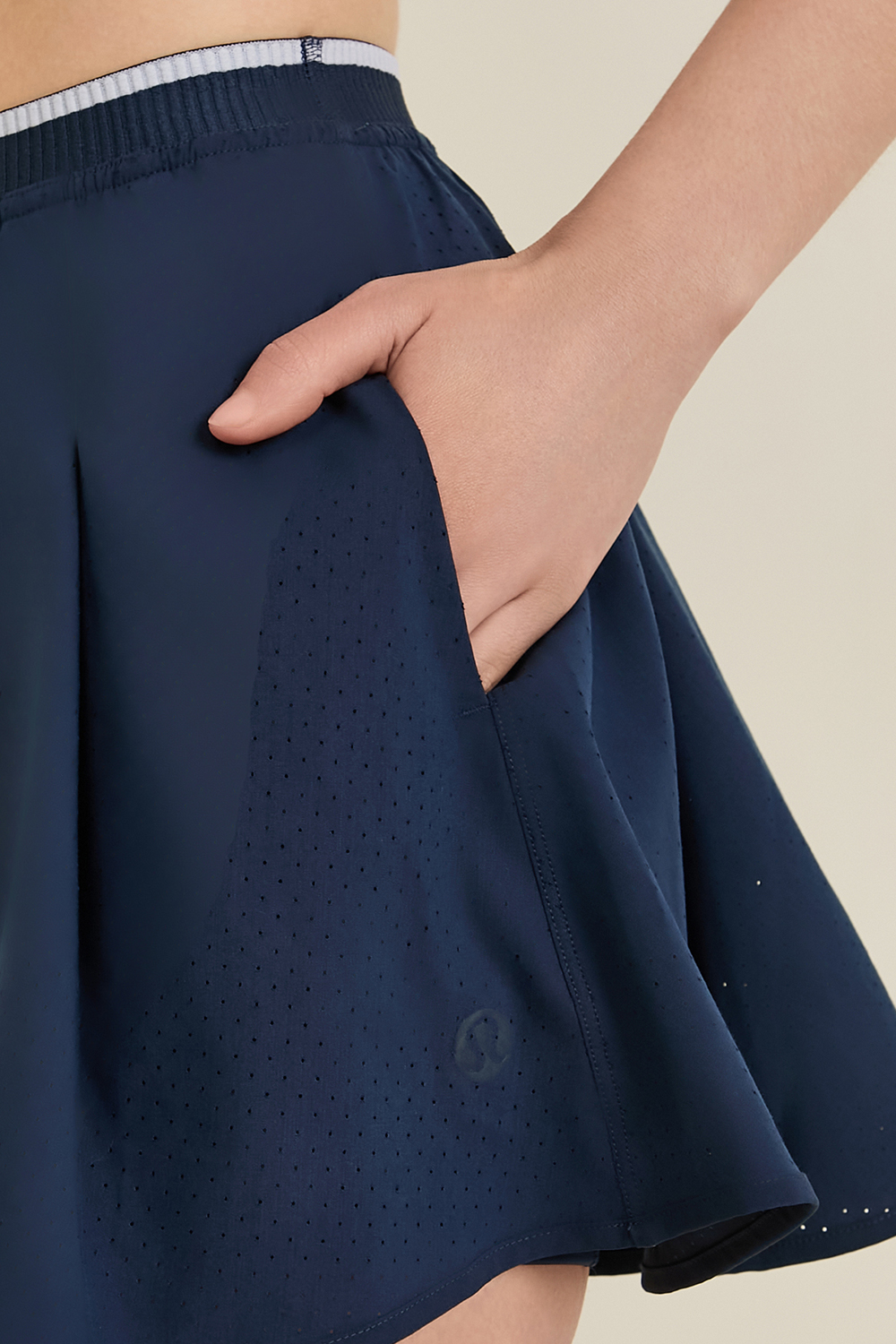 תמונת תקריב דוגמן של Perforated Narrow Waistband Tennis Skirt