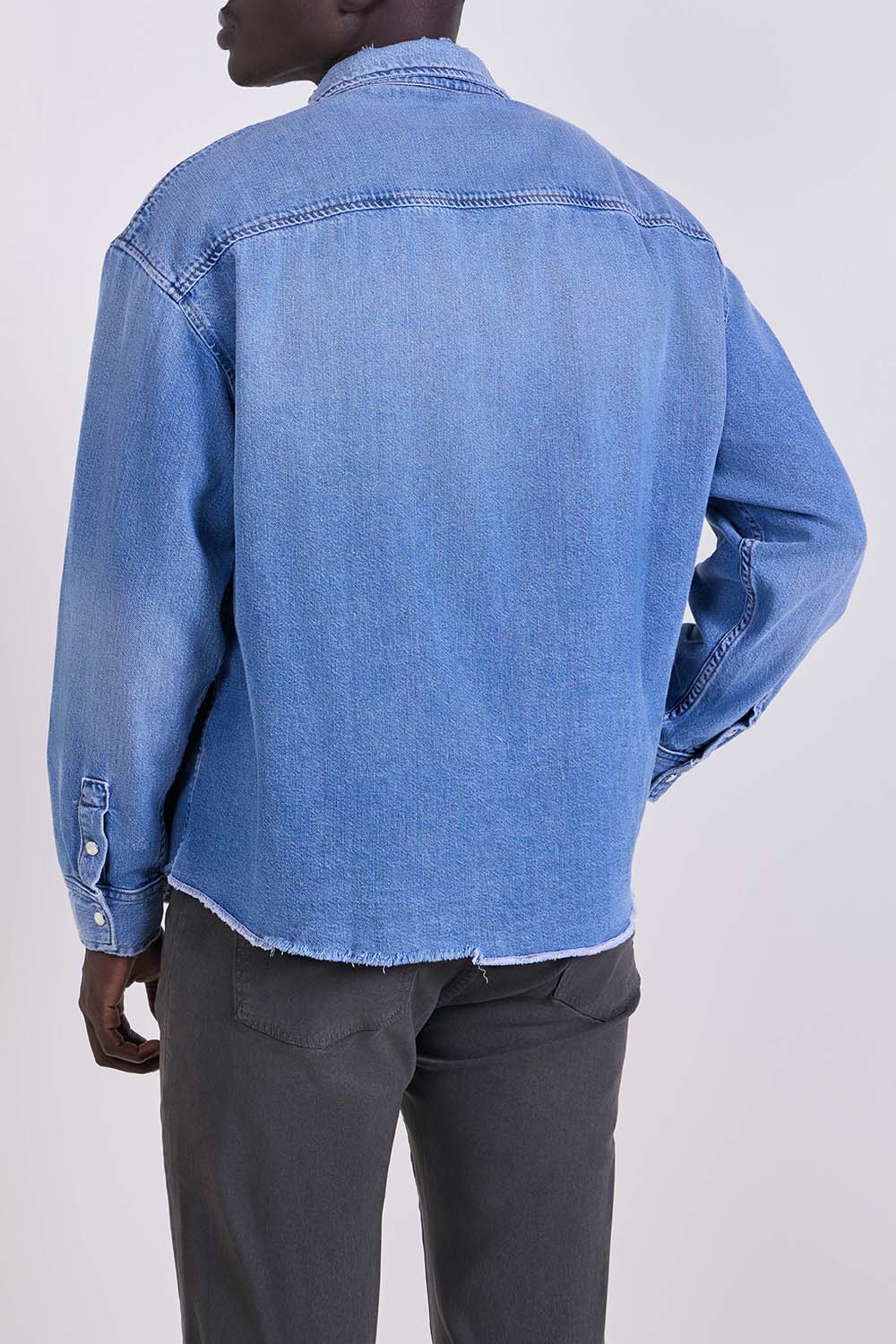 תמונת דוגמן אחורית של חולצת ג'ינס