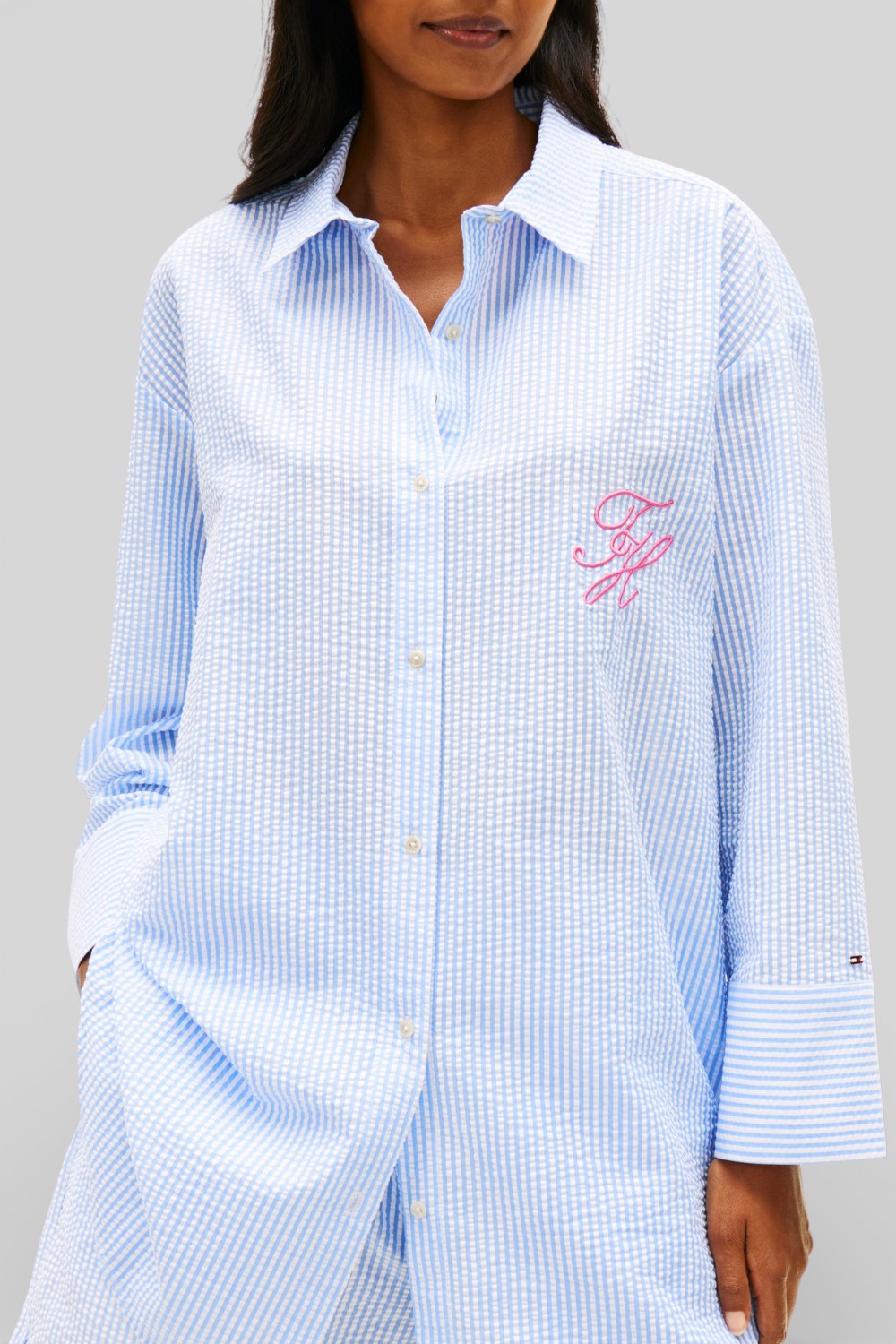 תמונת דוגמן קידמית של חולצה מכופתרת בגזרת אוברסייז