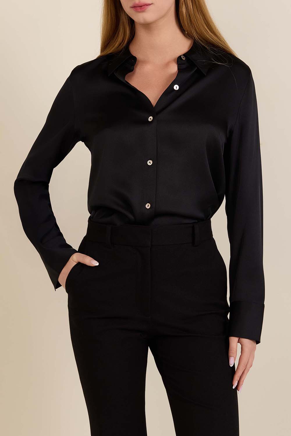 תמונת דוגמן קידמית של חולצה מכופתרת