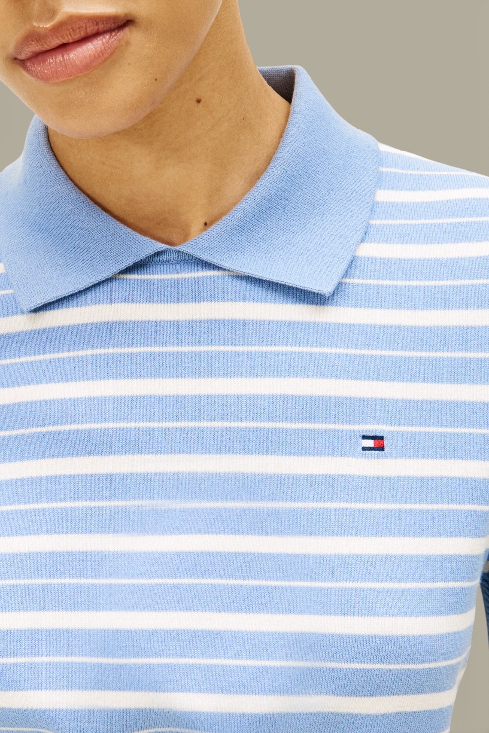 תמונת תקריב דוגמן של חולצת פולו