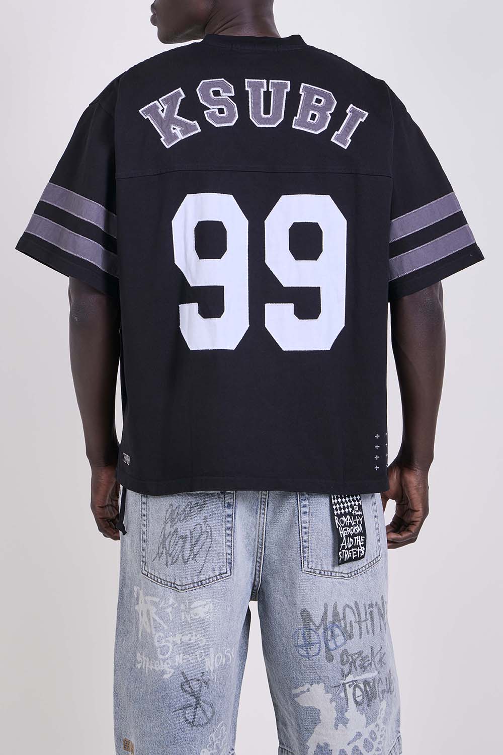 תמונת דוגמן אחורית של חולצת טי אוברסייז