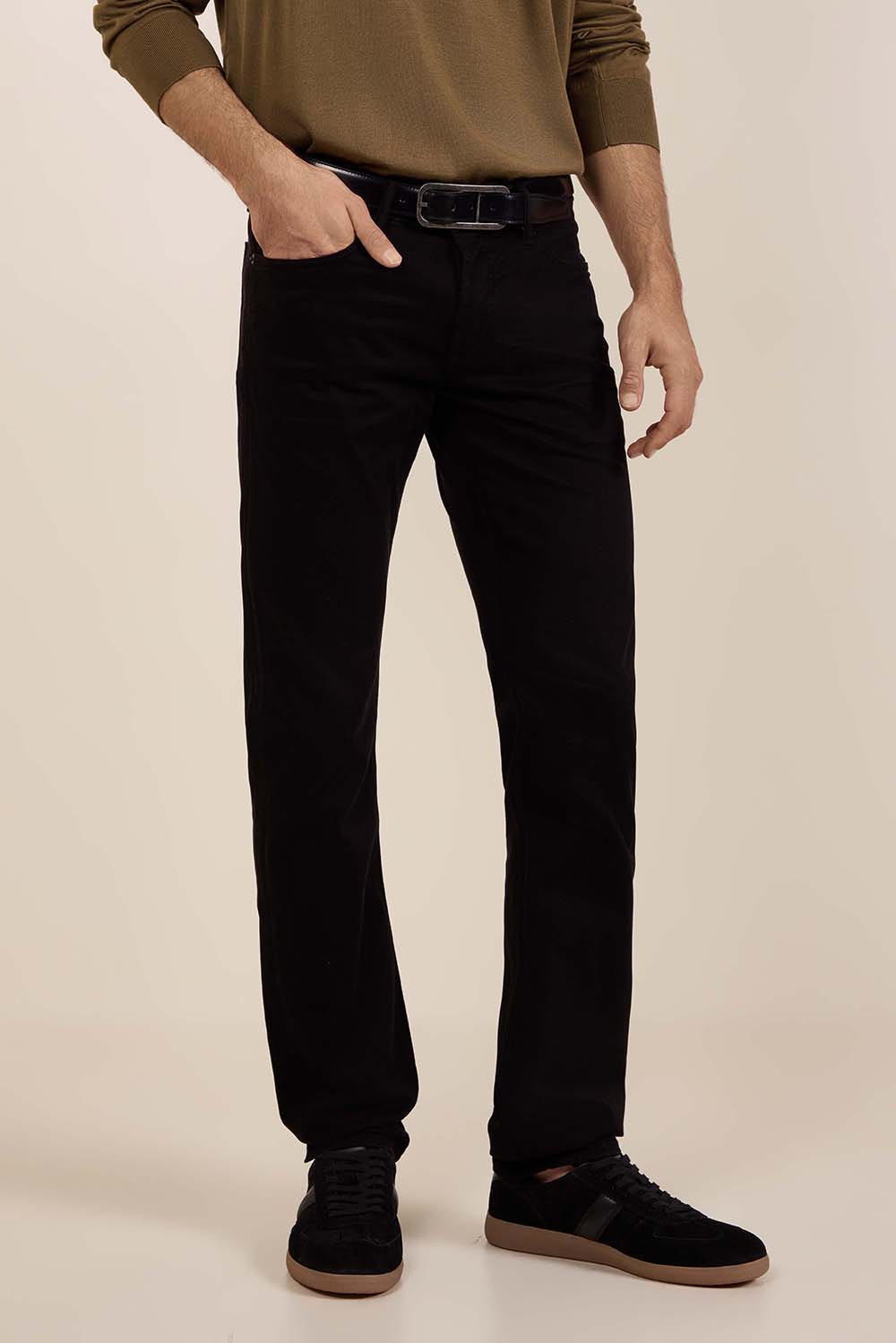 תמונת דוגמן קידמית של מכנסי ג'ינס ישרים