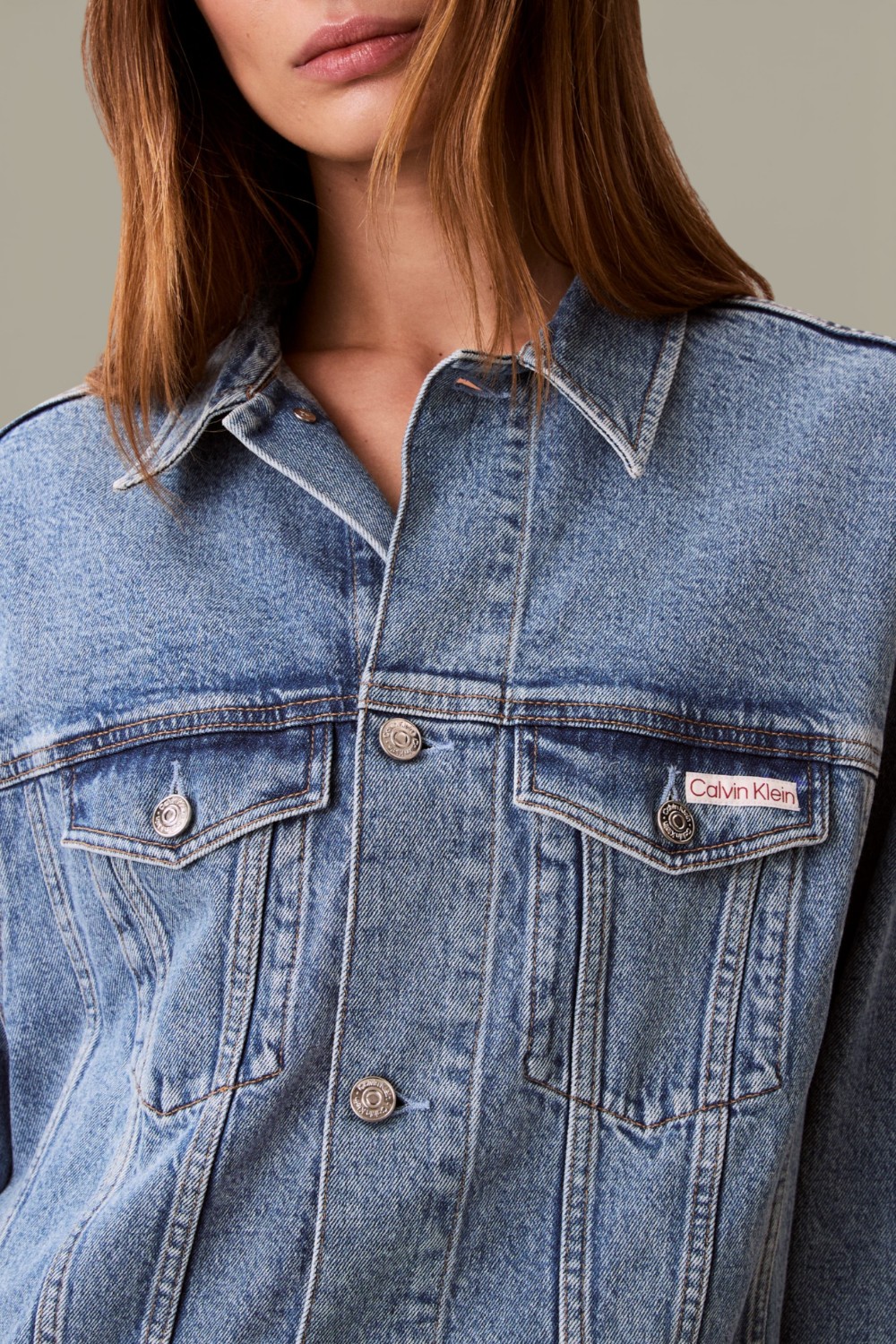 תמונת תקריב דוגמן של ז'קט ג'ינס