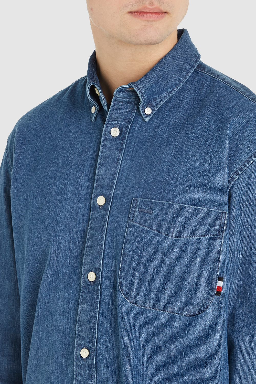 תמונת תקריב דוגמן של חולצת כפתורים ג`ינס