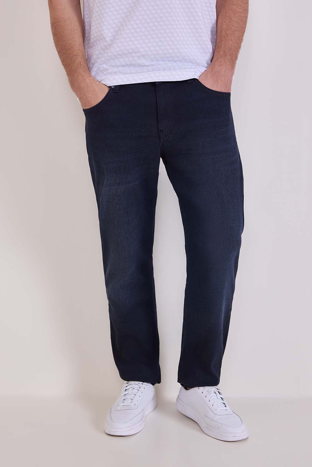 תמונת דוגמן קידמית של מכנסי ג'ינס בגזרה ישרה