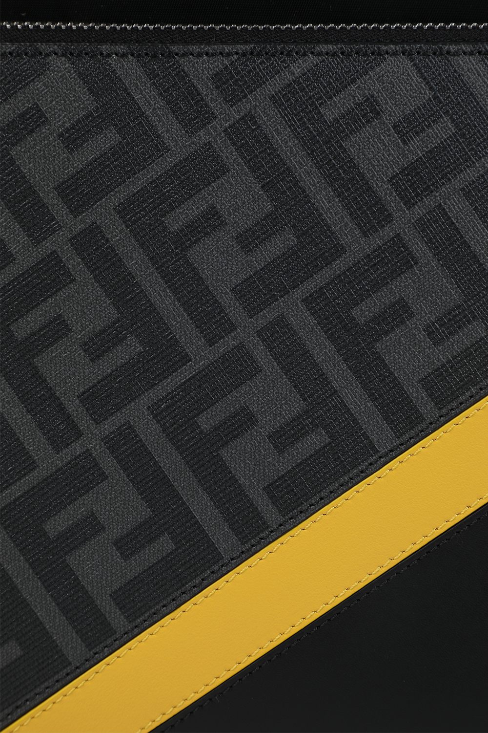 תמונה אחורית של תיק גב מונוגרמי שחור עם פס כתום