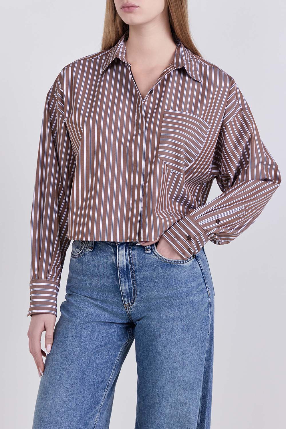 תמונת דוגמן קידמית של חולצה מכופתרת בגזרת קרופ