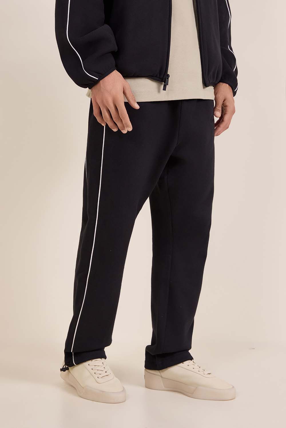 תמונת דוגמן קידמית של מכנסי טרנינג משוחררים