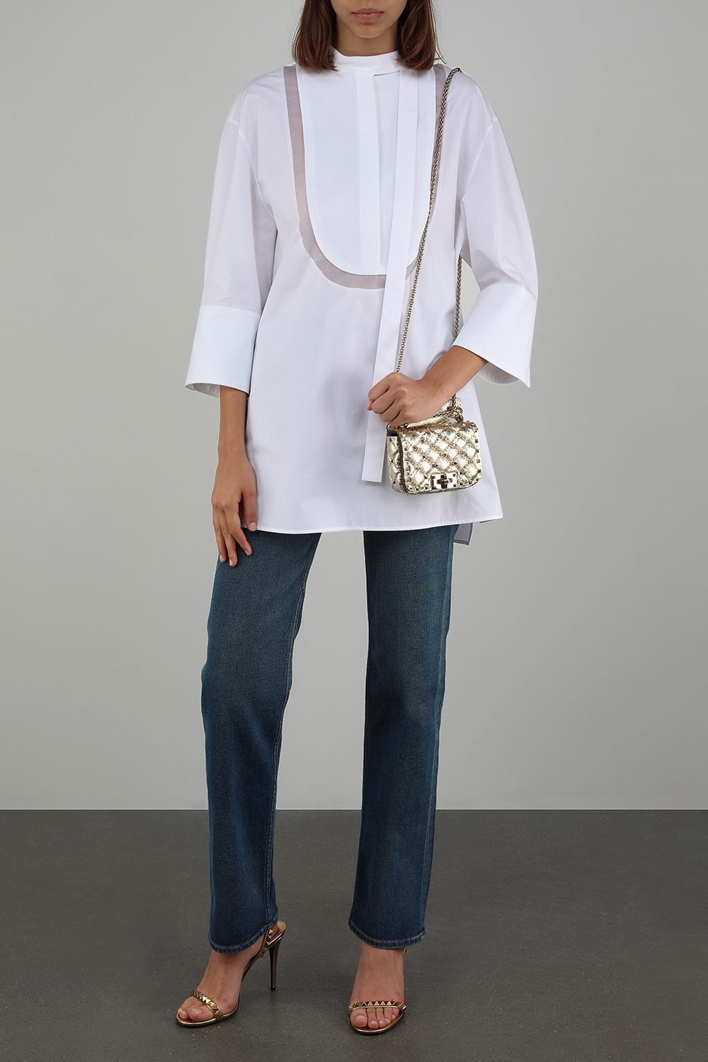 תמונת דוגמן קידמית של נעלי עקב מוזהבים בעיטור ניטים