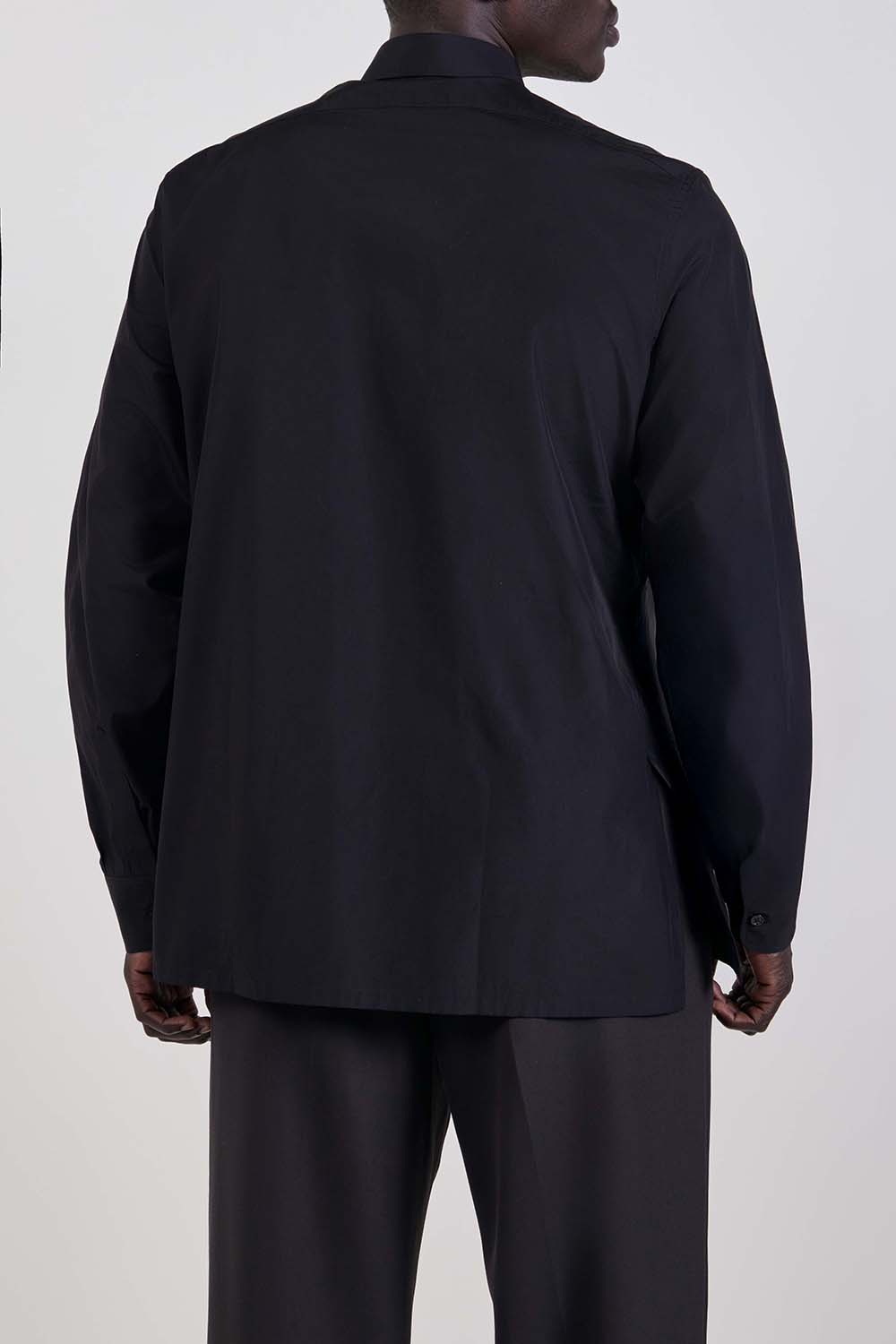 תמונת דוגמן אחורית של חולצה מכופתרת ארוכה