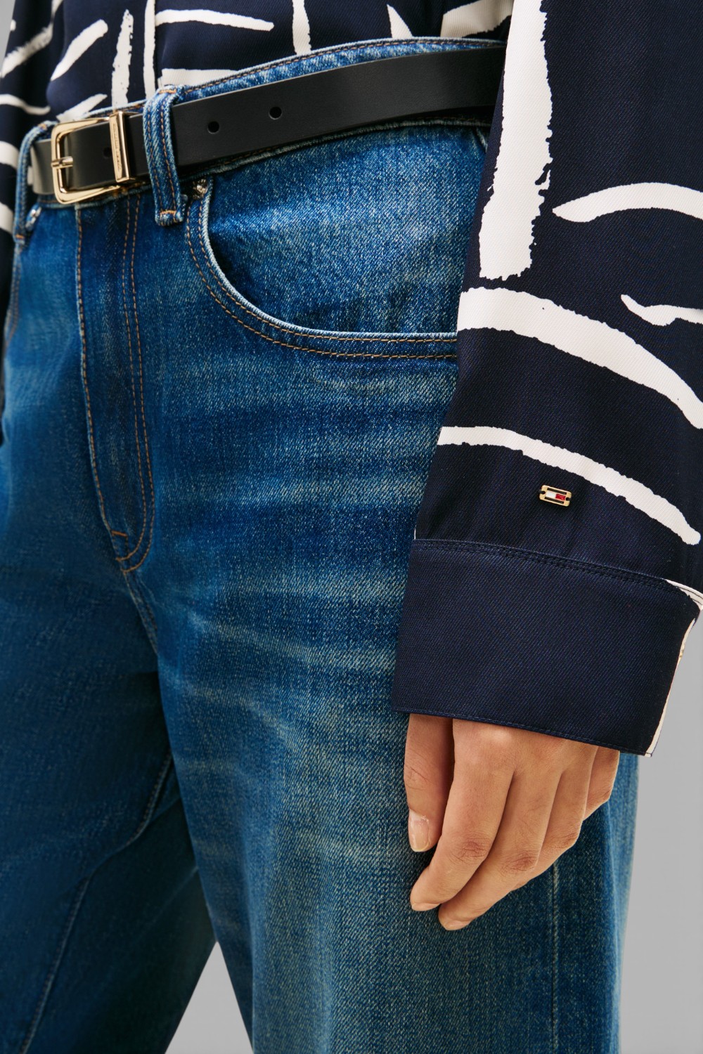 תמונת תקריב דוגמן של חולצה מכופתרת