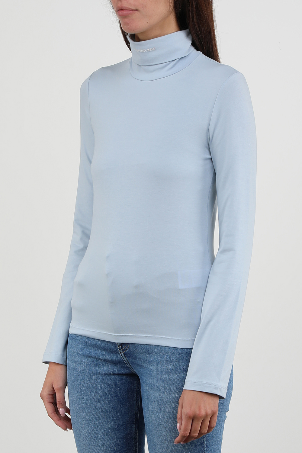 תמונת דוגמן קידמית של חולצת גולף ממותגת בתכלת