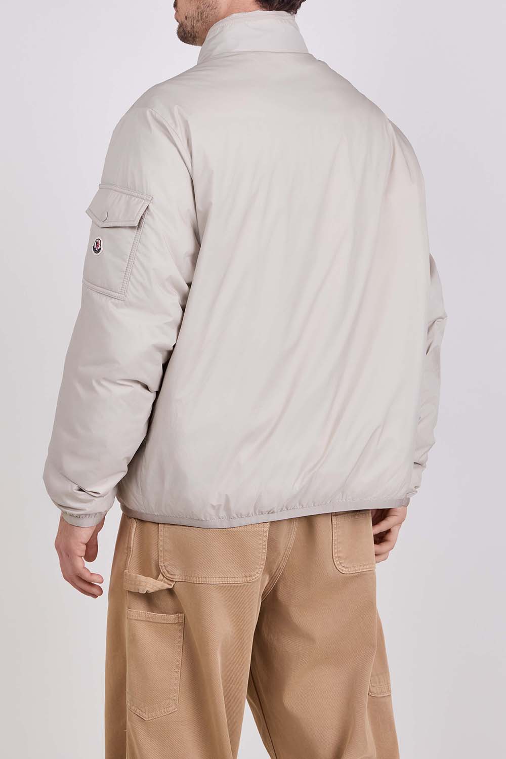 תמונת דוגמן אחורית של מעיל פוך