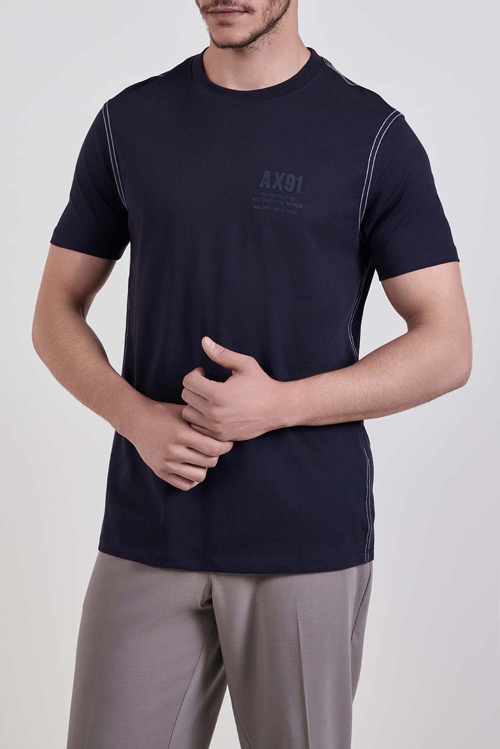 תמונת דוגמן קידמית של חולצת טי בגזרת סלים