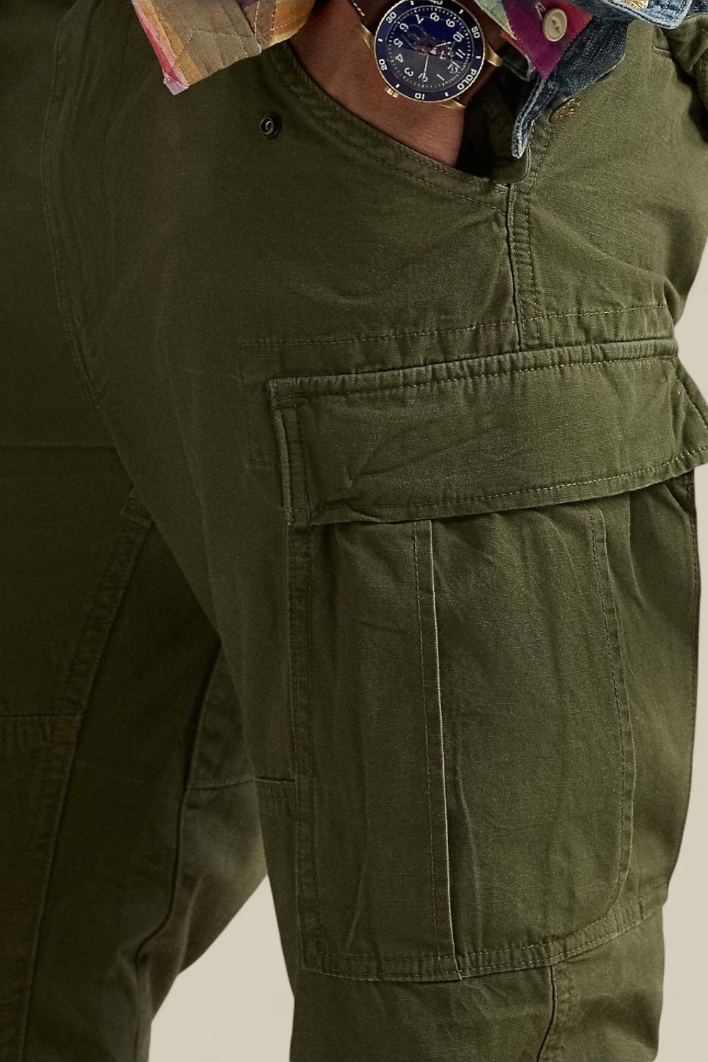 תמונת תקריב דוגמן של מכנסי קרגו