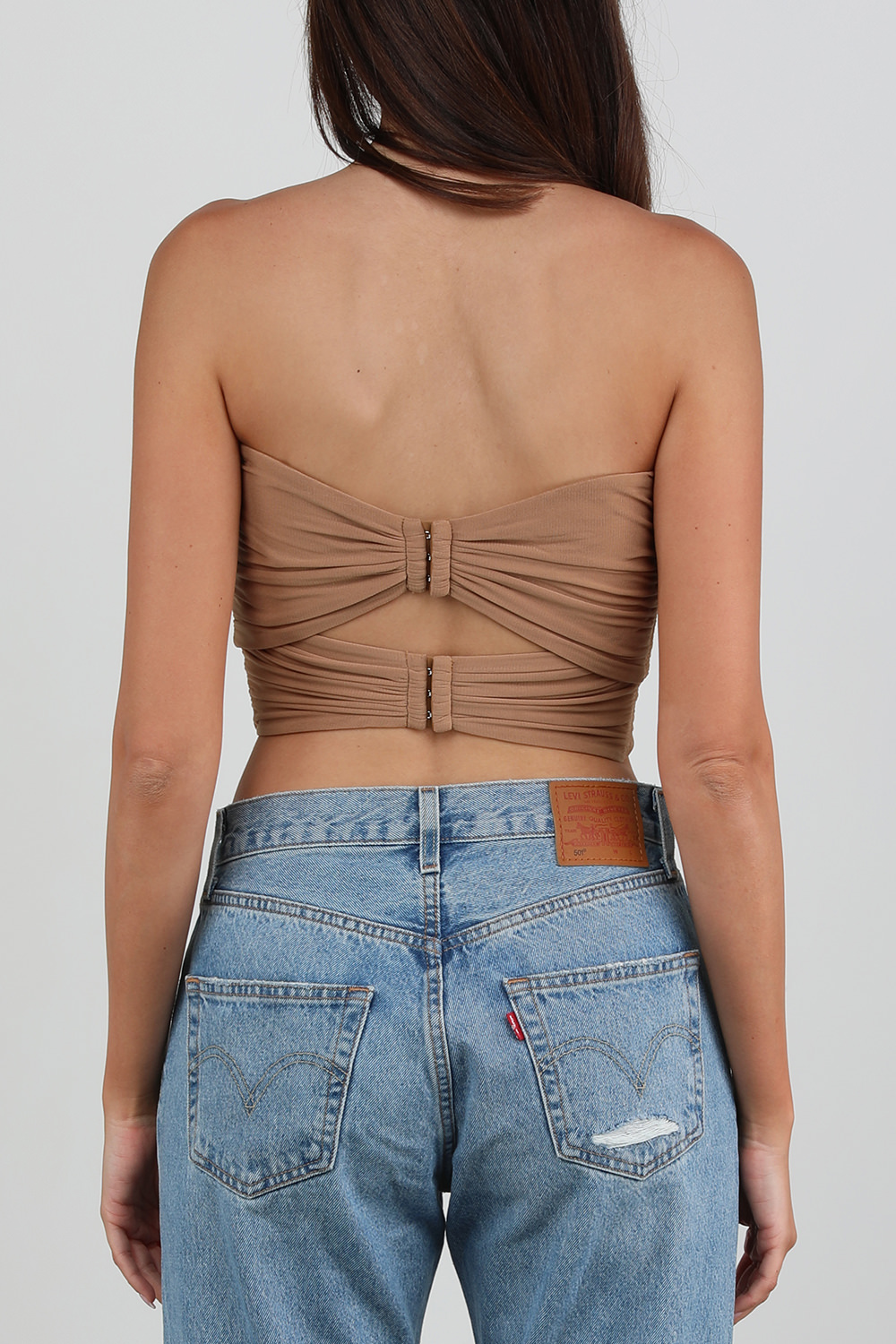 תמונת דוגמן אחורית של טופ סטרפלס כפול חום