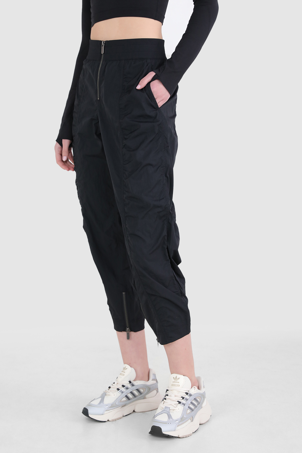 תמונת דוגמן קידמית של Front-Zip Mid-Rise Ruched Crop