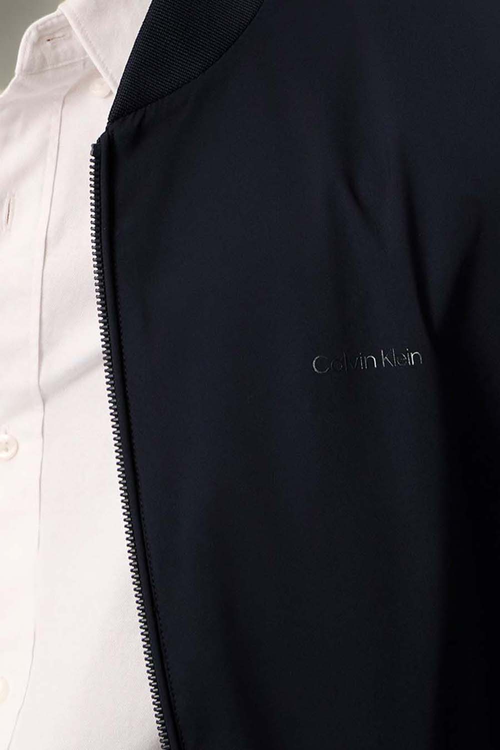 תמונת תקריב דוגמן של ז'קט בומבר