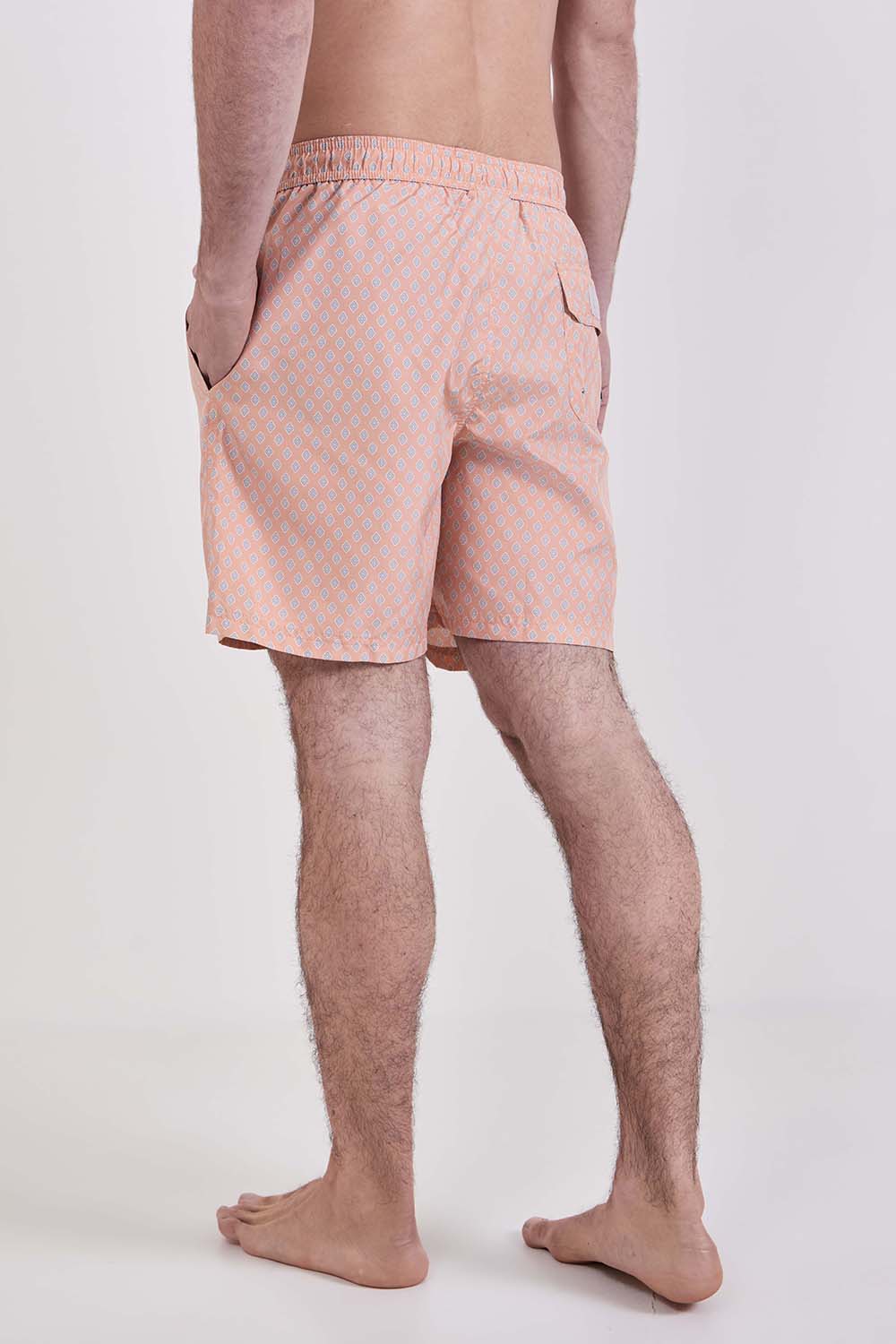 תמונת דוגמן אחורית של מכנסי בגד ים