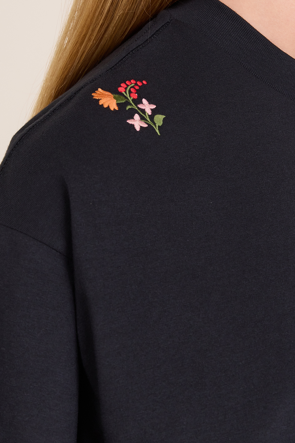 תמונת תקריב דוגמן של חולצת טי