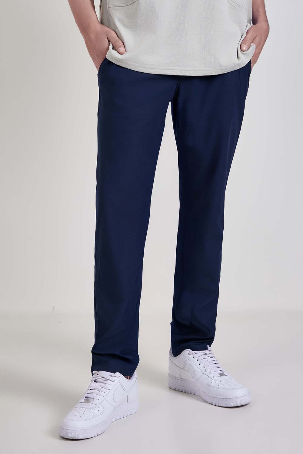 תמונת דוגמן קידמית של ABC Warpstreme&trade; Slim Pull-On Pant REG