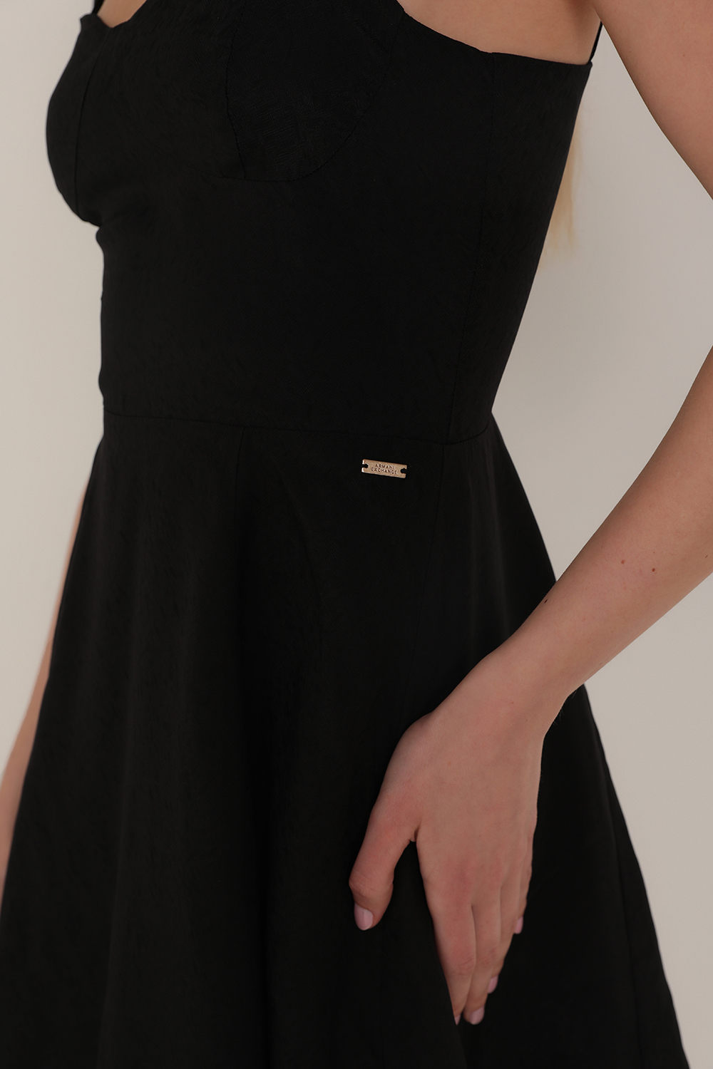 תמונת תקריב דוגמן של שמלת מיני