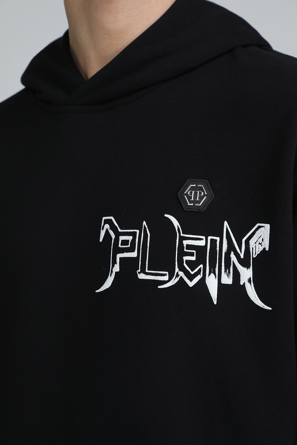 תמונת תקריב דוגמן של סווטשירט קפוצ'ון עם הדפס אחורי