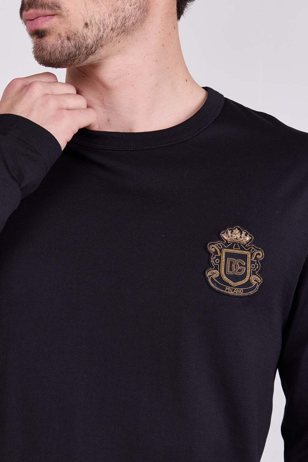 תמונת תקריב דוגמן של חולצת טי שרוול ארוך