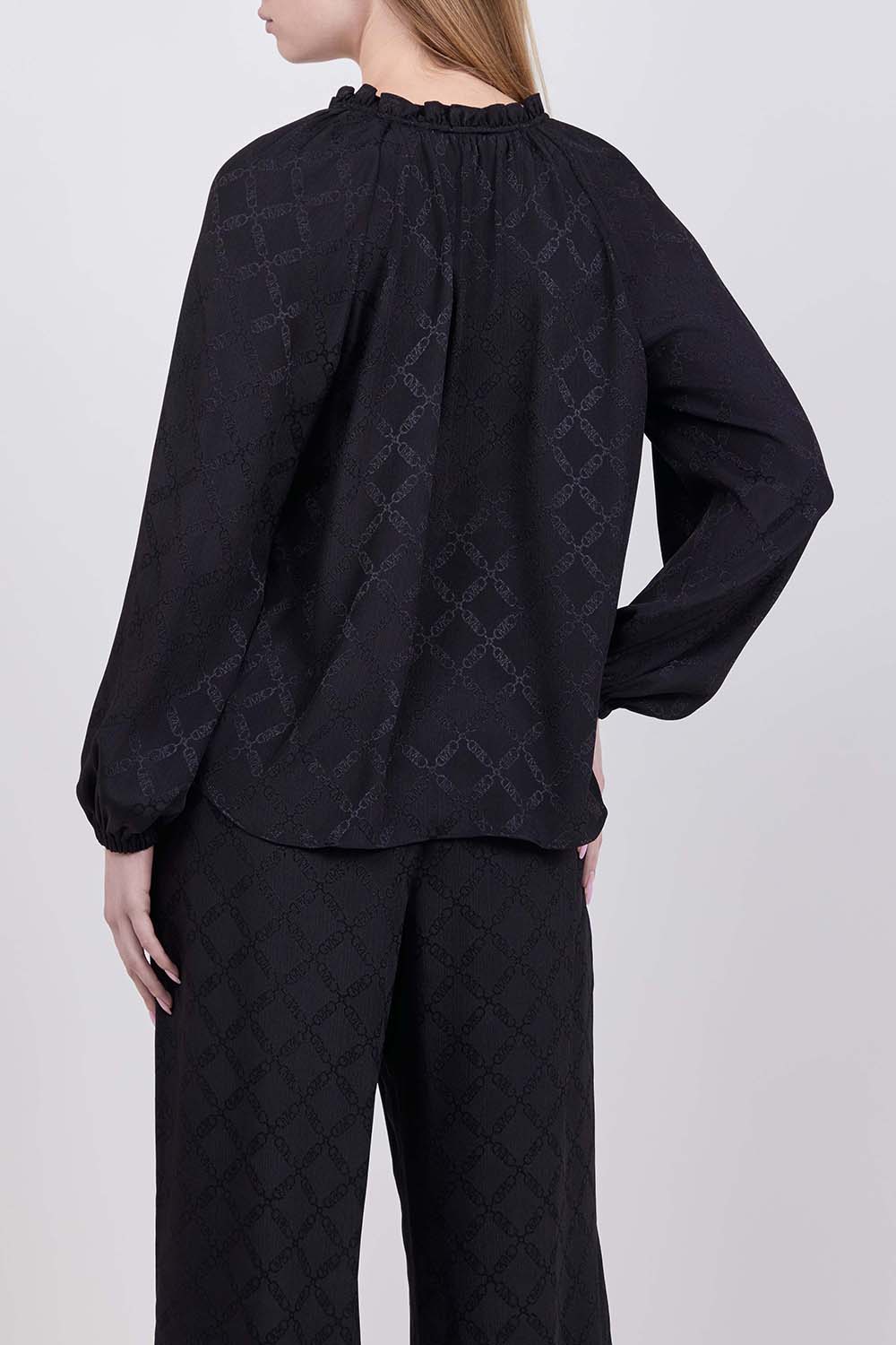 תמונת דוגמן אחורית של חולצת צווארון מלמלה