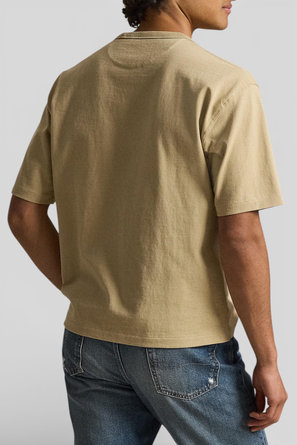 תמונת דוגמן אחורית של חולצת טי