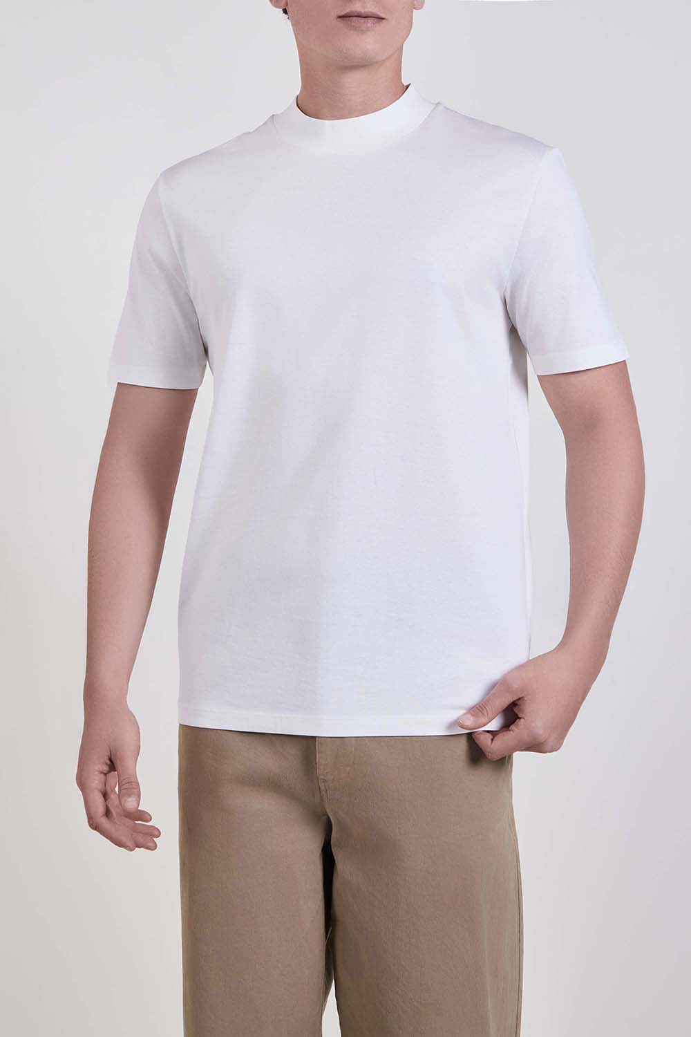 תמונת דוגמן קידמית של חולצת טי בגזרת סלים