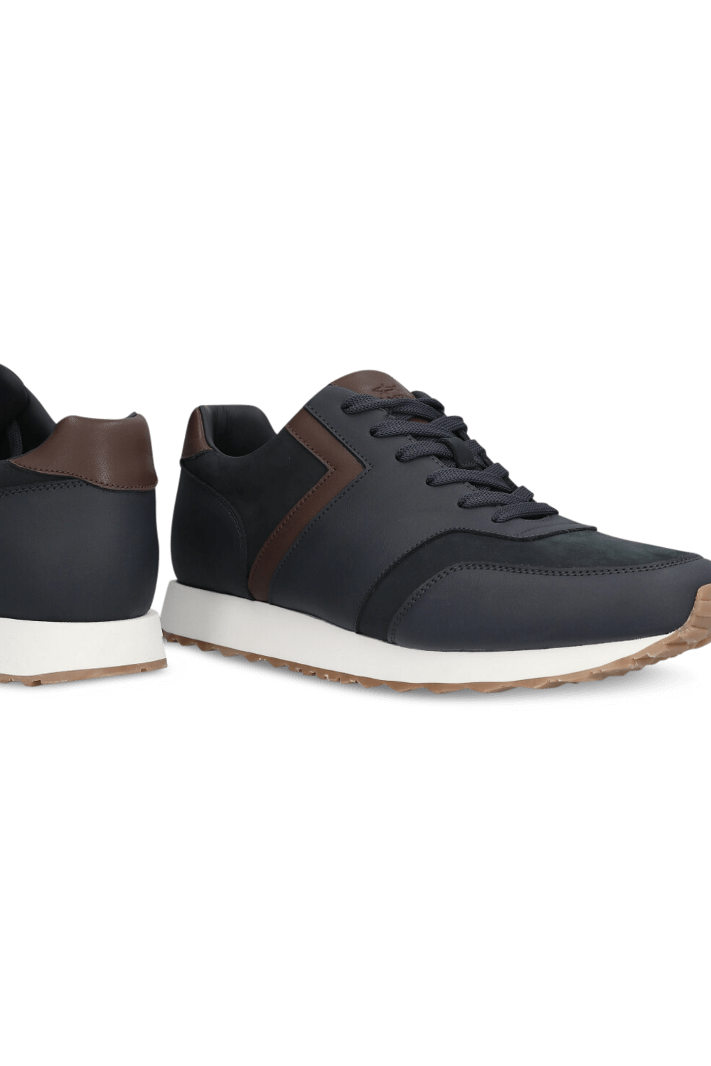 תמונה אחורית של נעלי סניקרס