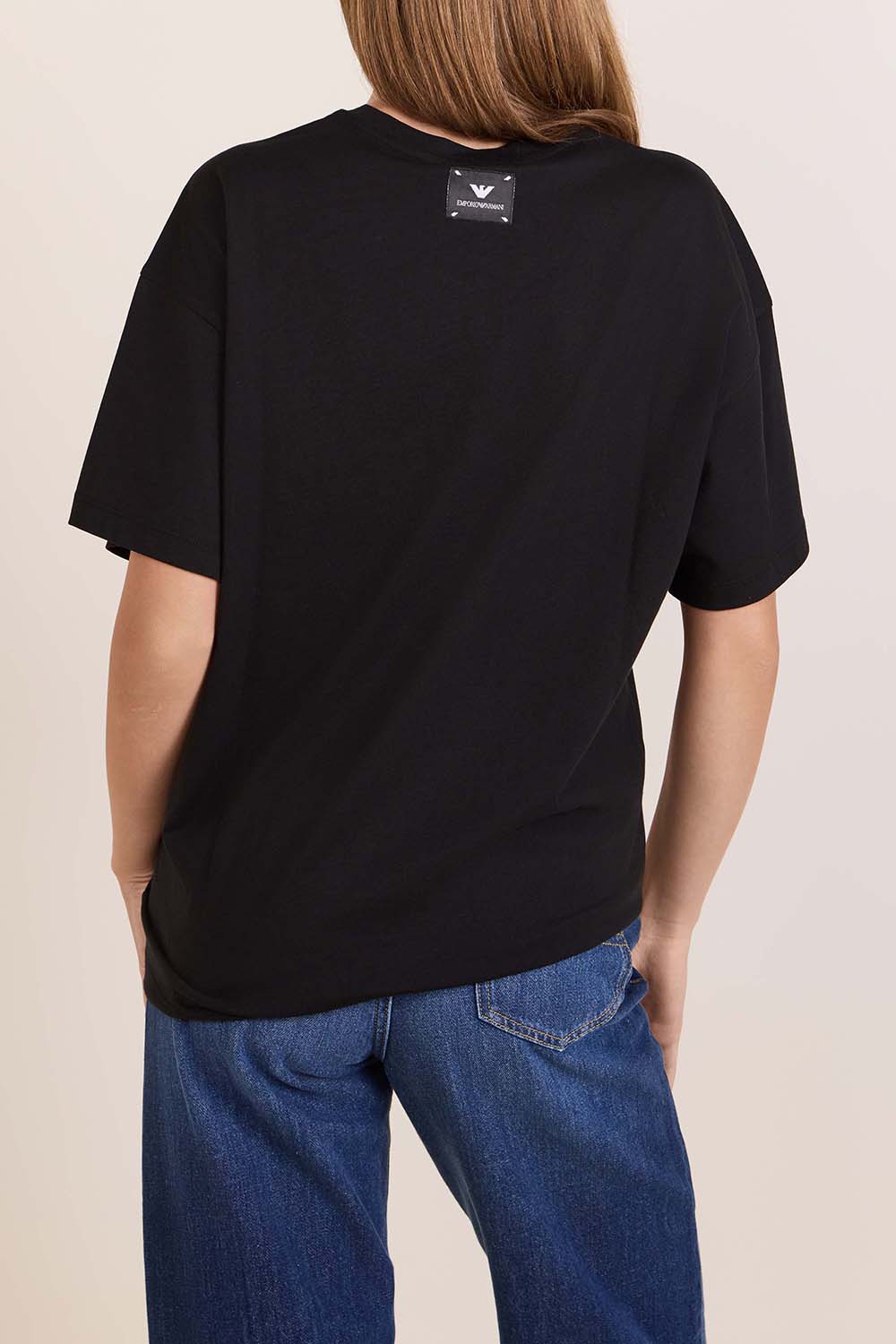 תמונת דוגמן אחורית של חולצת טי