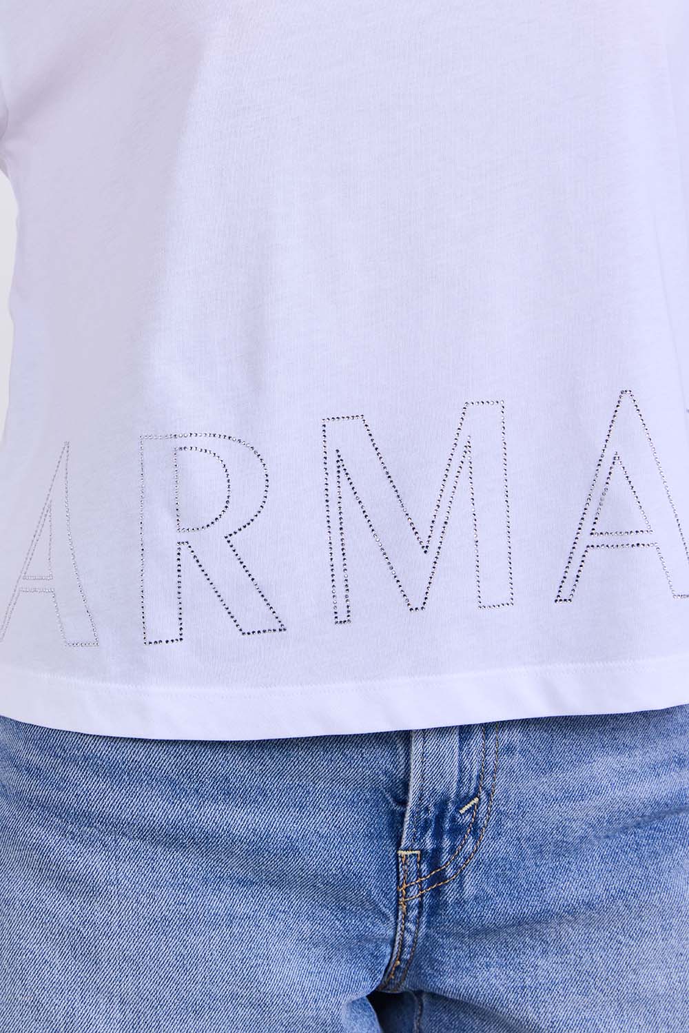 תמונת תקריב דוגמן של חולצת טי קרופ