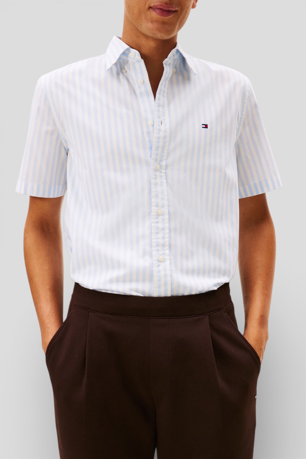 תמונת דוגמן קידמית של חולצה מכופתרת