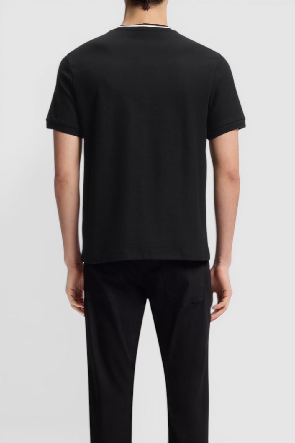 תמונת דוגמן אחורית של חולצת טי בגזרה ישרה