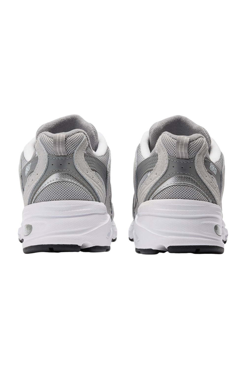 תמונת תקריב של נעלי סניקרס 530