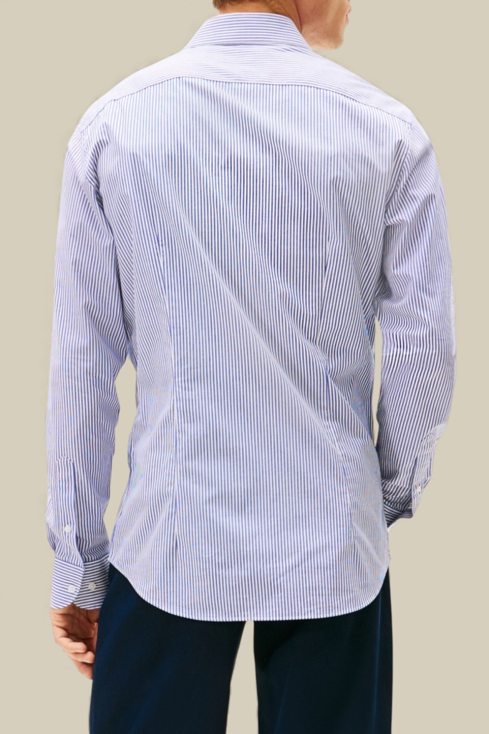 תמונת דוגמן אחורית של חולצת כפתורים