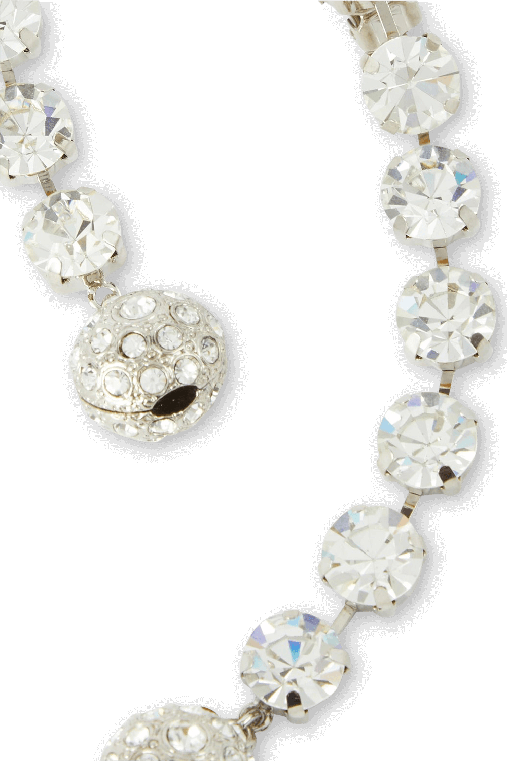 תמונת תקריב של עגילי פליז ארוכים עם אבני קריסטל