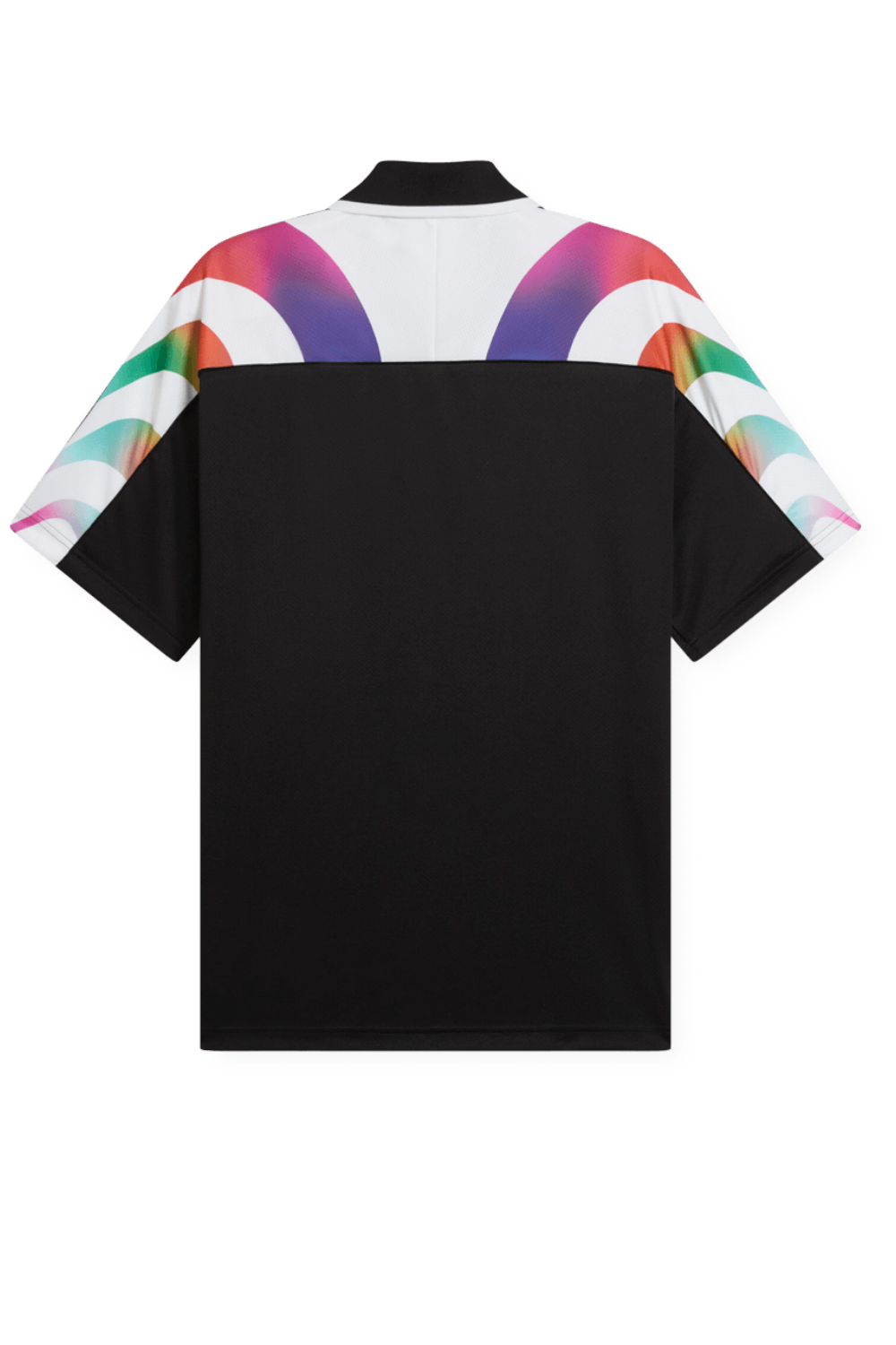 תמונה אחורית של חולצת כדורגל בהשראת חודש הגאווה