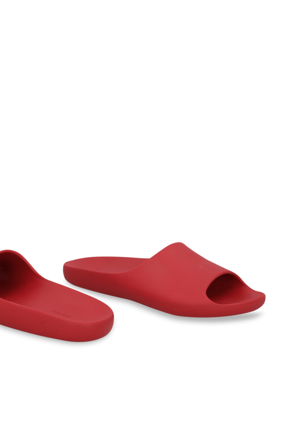 תמונת תקריב של כפכפי סלייד מעוגלים