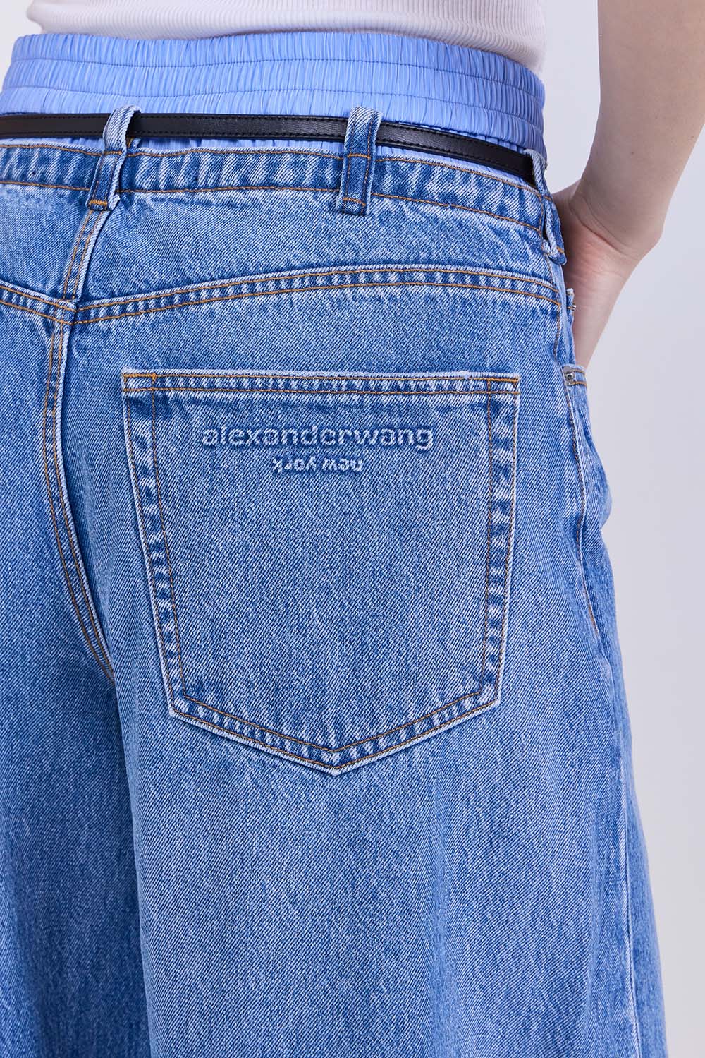 תמונת תקריב דוגמן של מכנסי ג&rsquo;ינס בגזרה רחבה