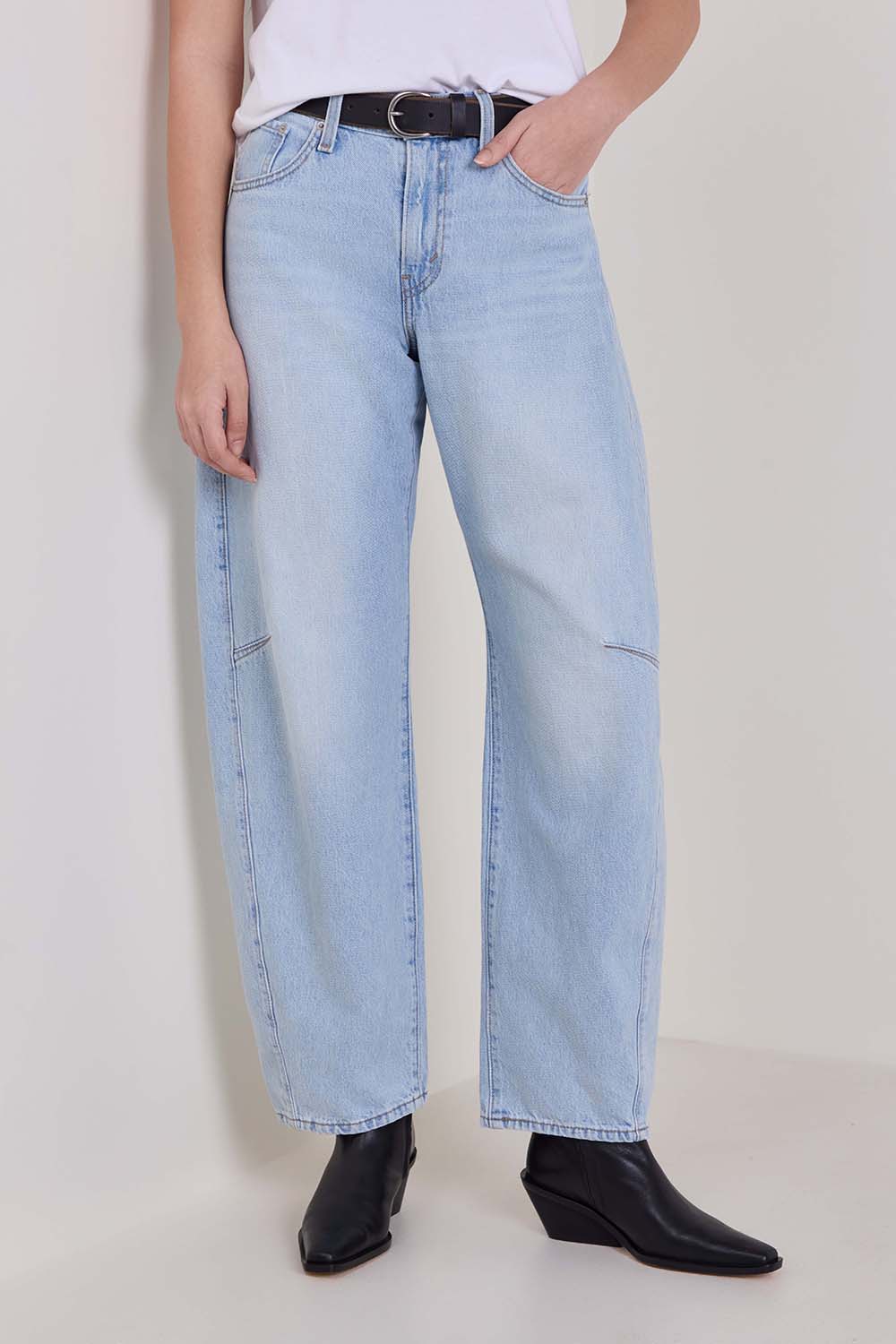 תמונת דוגמן קידמית של מכנסי ג'ינס רחבים