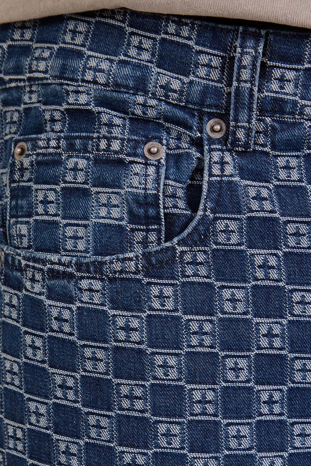 תמונת דוגמן אחורית של מכנסי ג'ינס אוברסייז