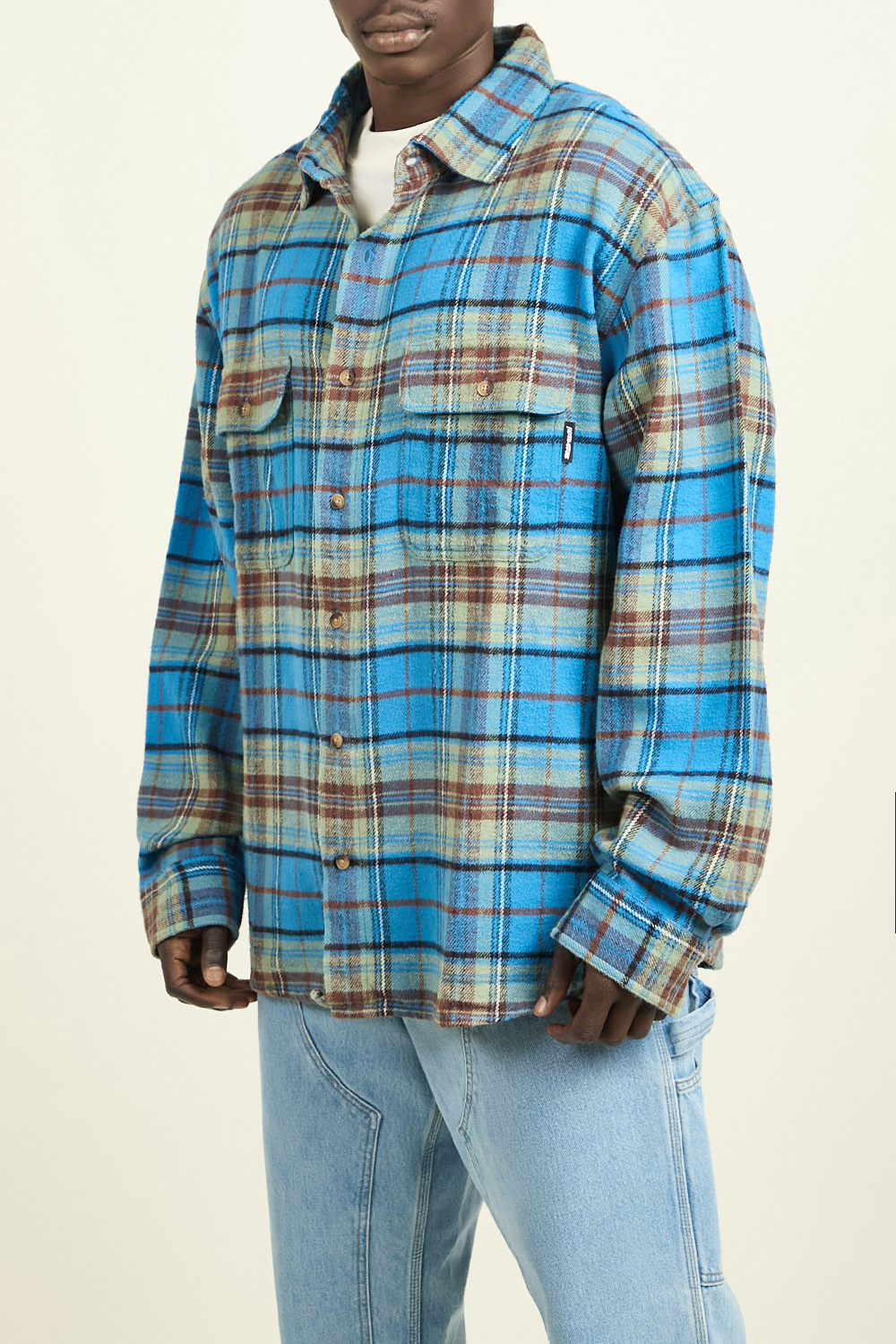 תמונת דוגמן קידמית של חולצת פלנל מכופתרת