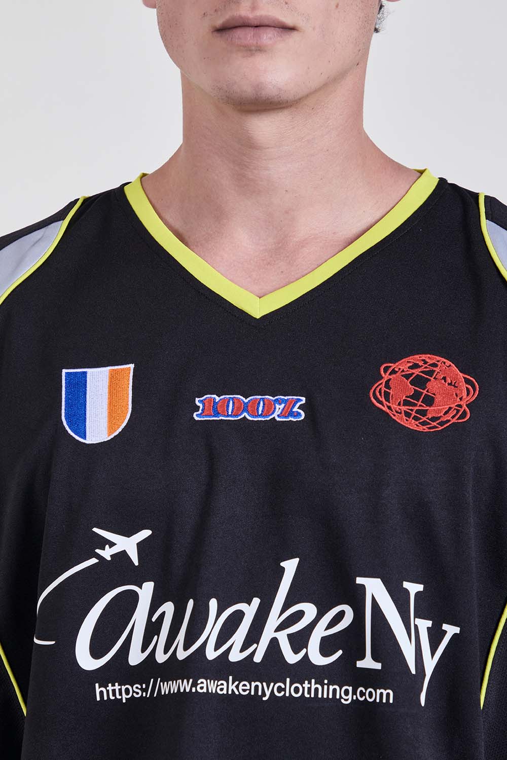 תמונת תקריב דוגמן של חולצת טי בגזרה משוחררת