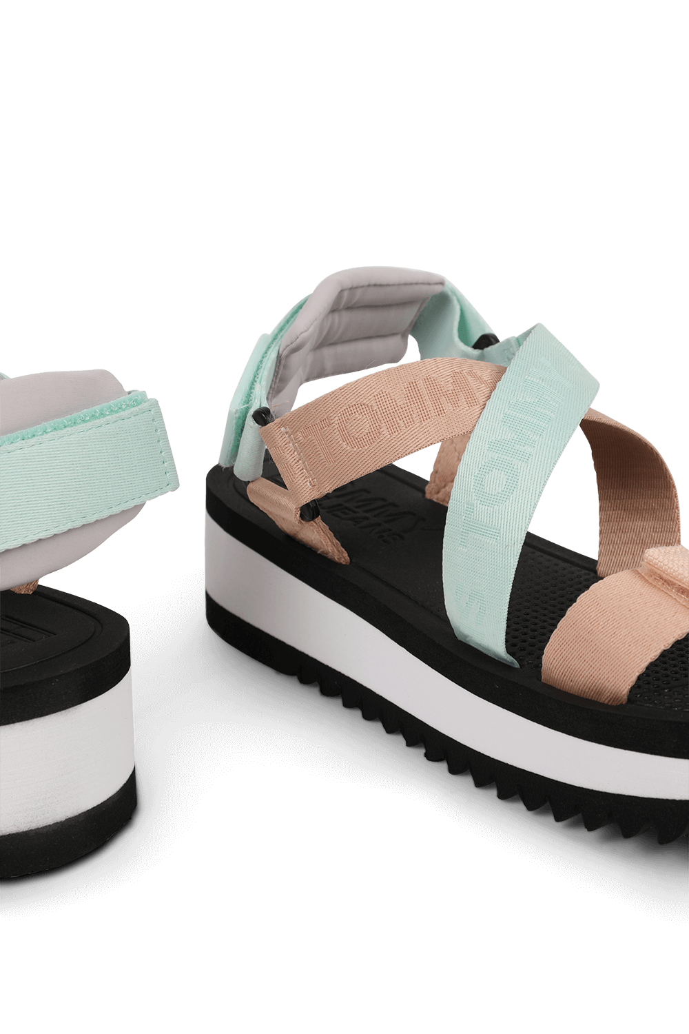 תמונת תקריב של סנדלי פלטפורמה בגווני אפרסק וטורקיז