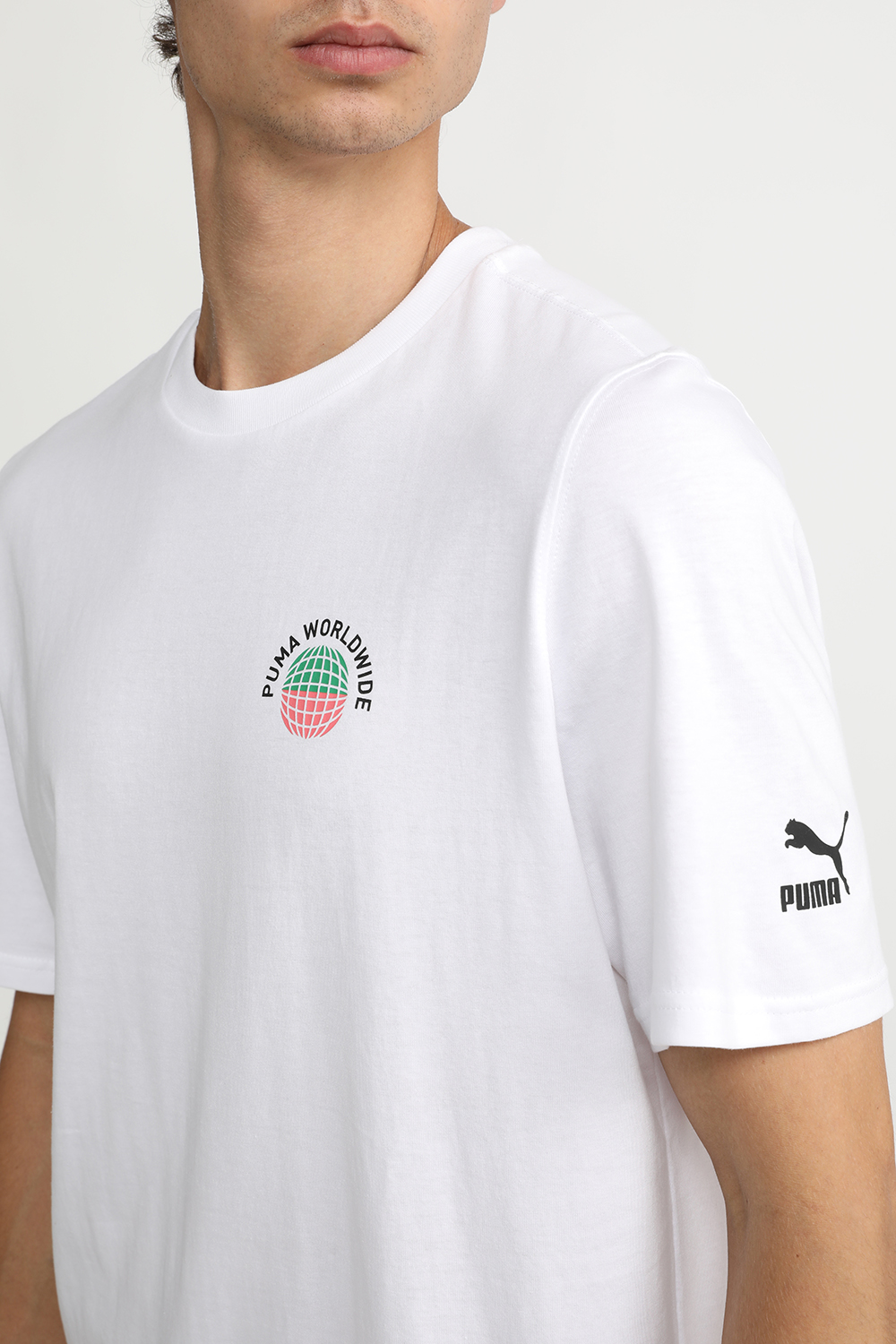 תמונת תקריב דוגמן של חולצת טי עם הדפס גרפיטי