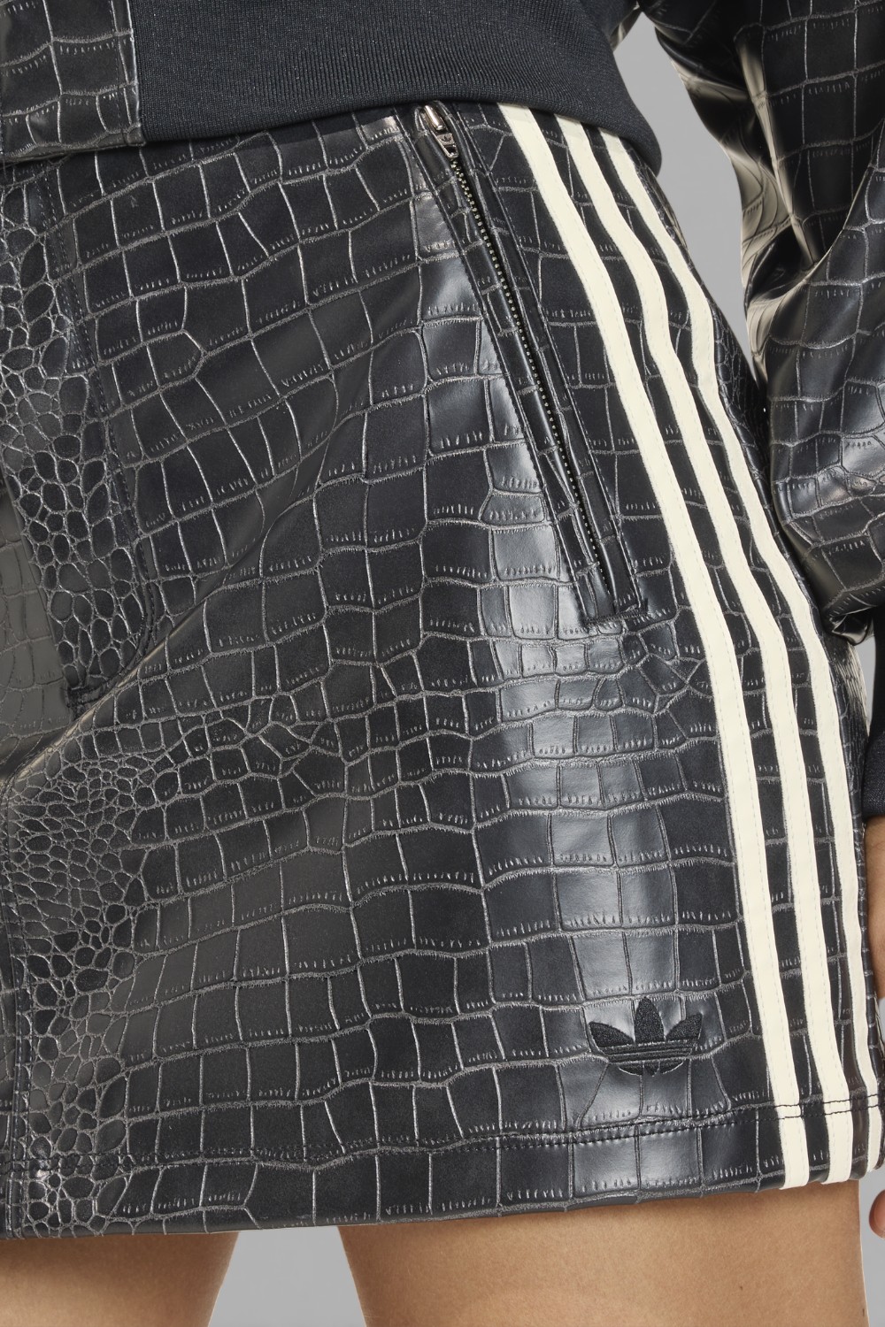 תמונת תקריב דוגמן של חצאית דמוי עור